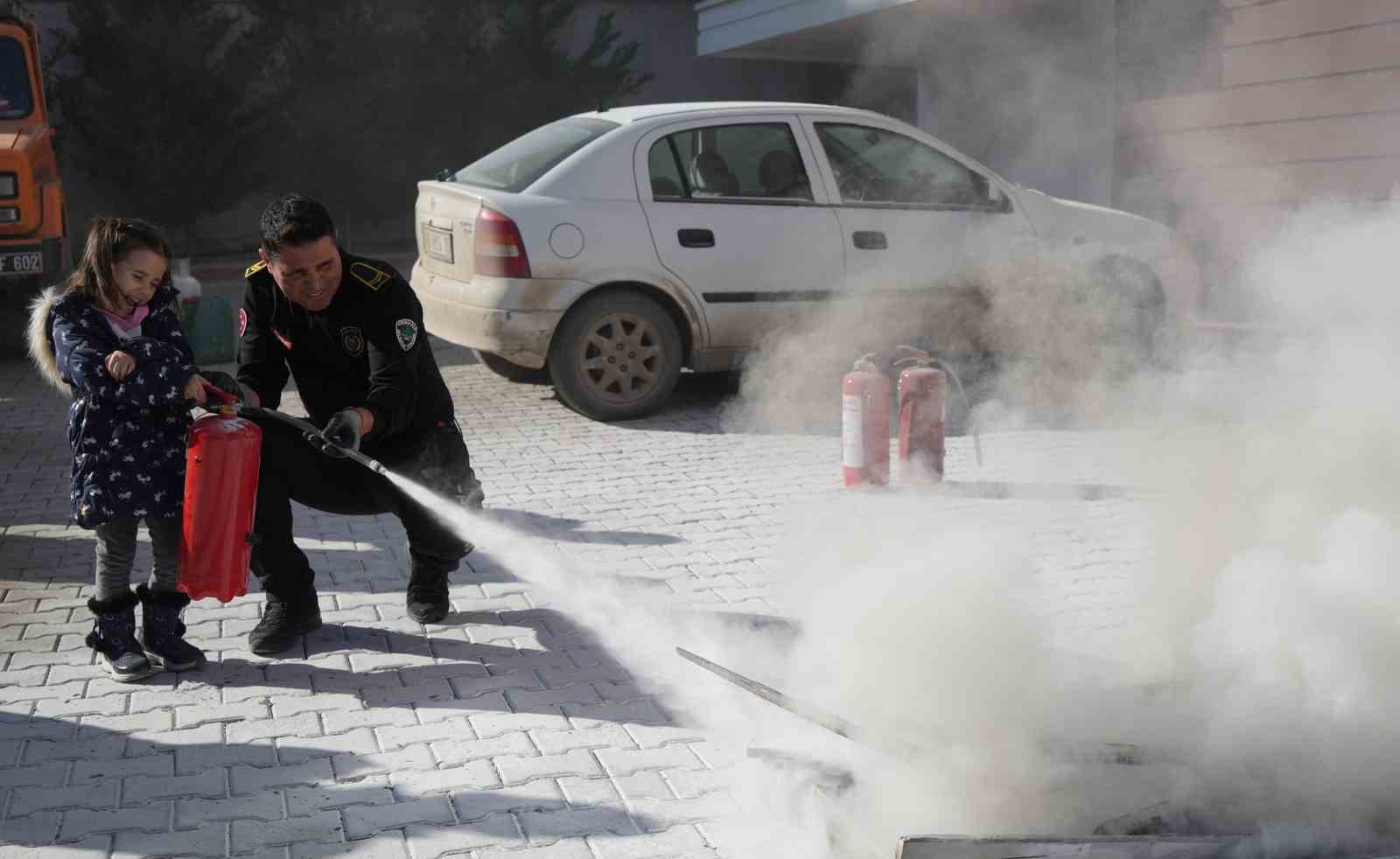 Yangın faciasının ardından apartman sakinlerine teorik ve uygulamalı eğitim