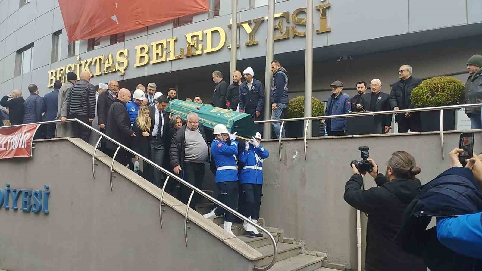 Hayatını kaybeden Ayfer Atay için Beşiktaş Belediyesi önünde tören düzenlendi