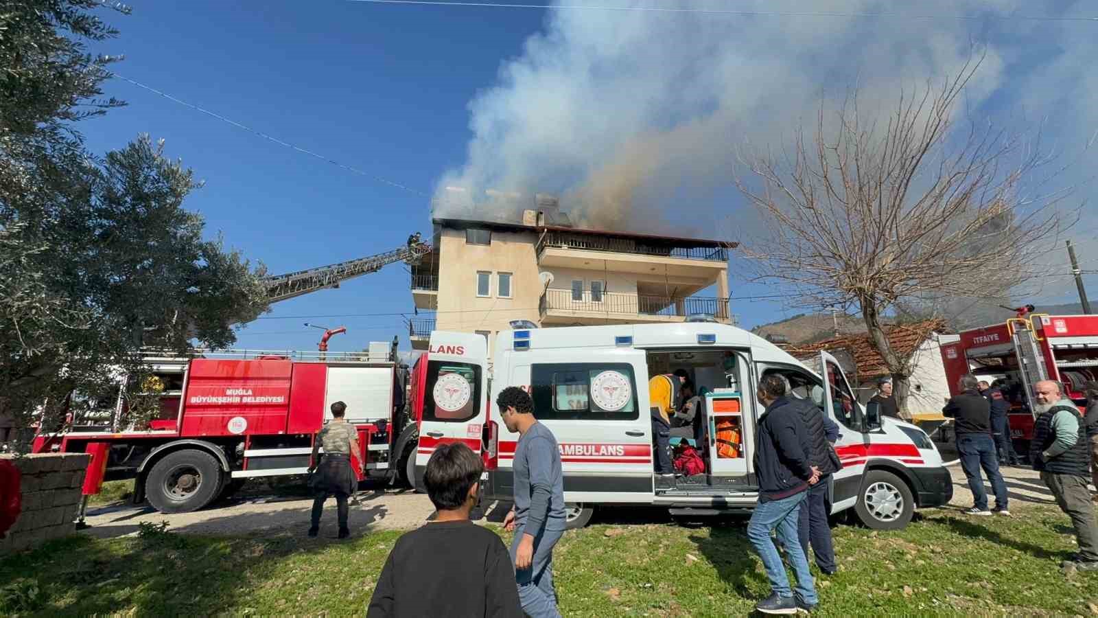 Çatı katı yangınında 5 kişi dumandan etkilendi