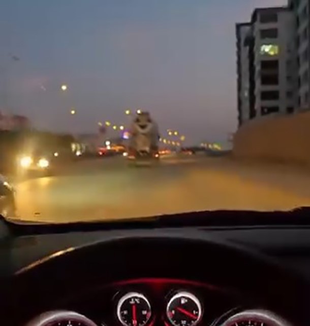 Trafikte dehşet görüntü: Beton mikseri otomobile çarpıp kaçtı
