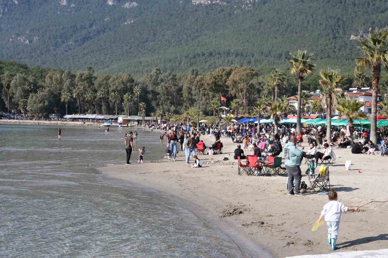 Akyaka’da yazdan kalma gün yaşandı, sahiller doldu taştı