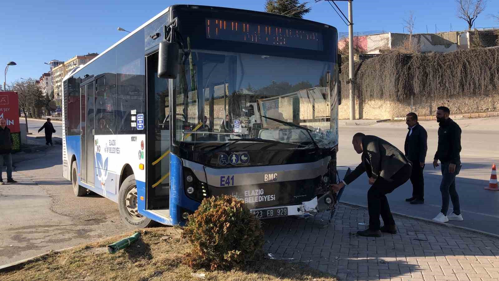 Otobüs ile otomobil çarpıştı : 1 yaralı
