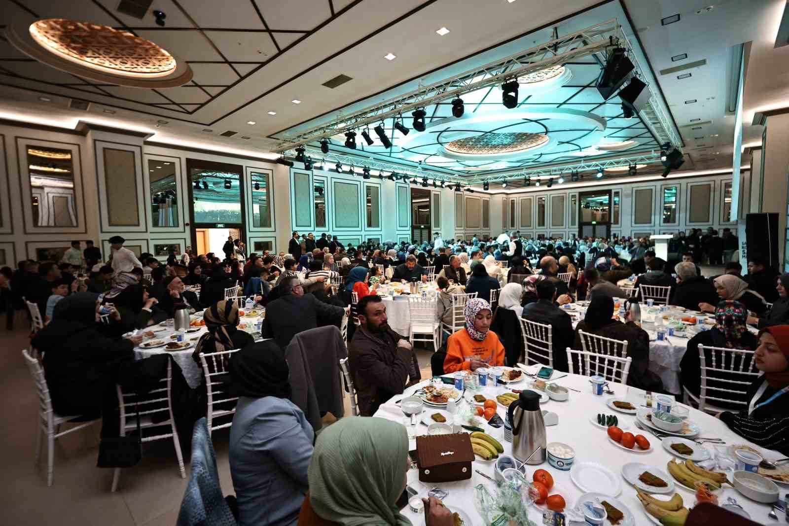 Umre’den dönen öğrenciler ve aileleri protokol ile yemekte buluştu