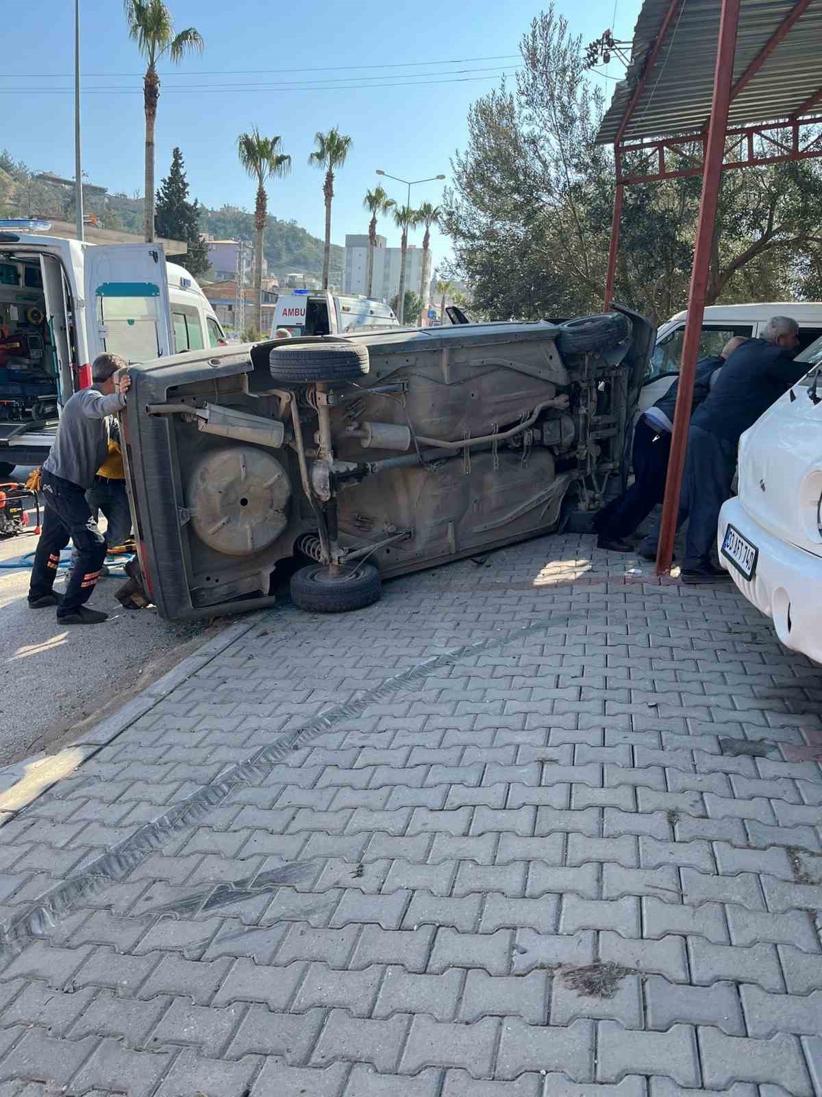 Mersin’de takla atan otomobil yol kenarındaki araçlara çarptı: 2 yaralı