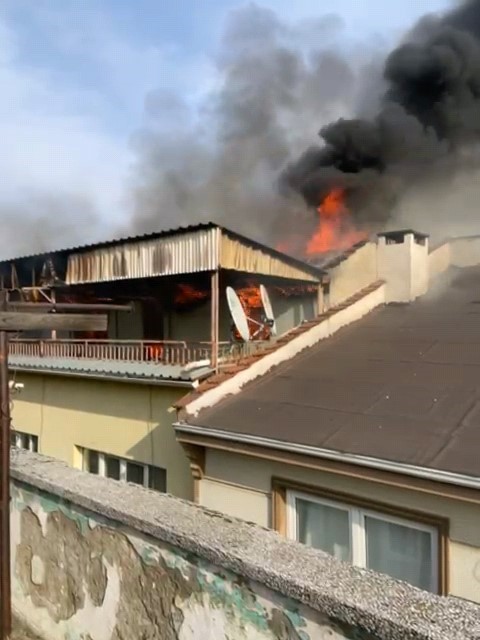 Çatı katında korkutan yangın