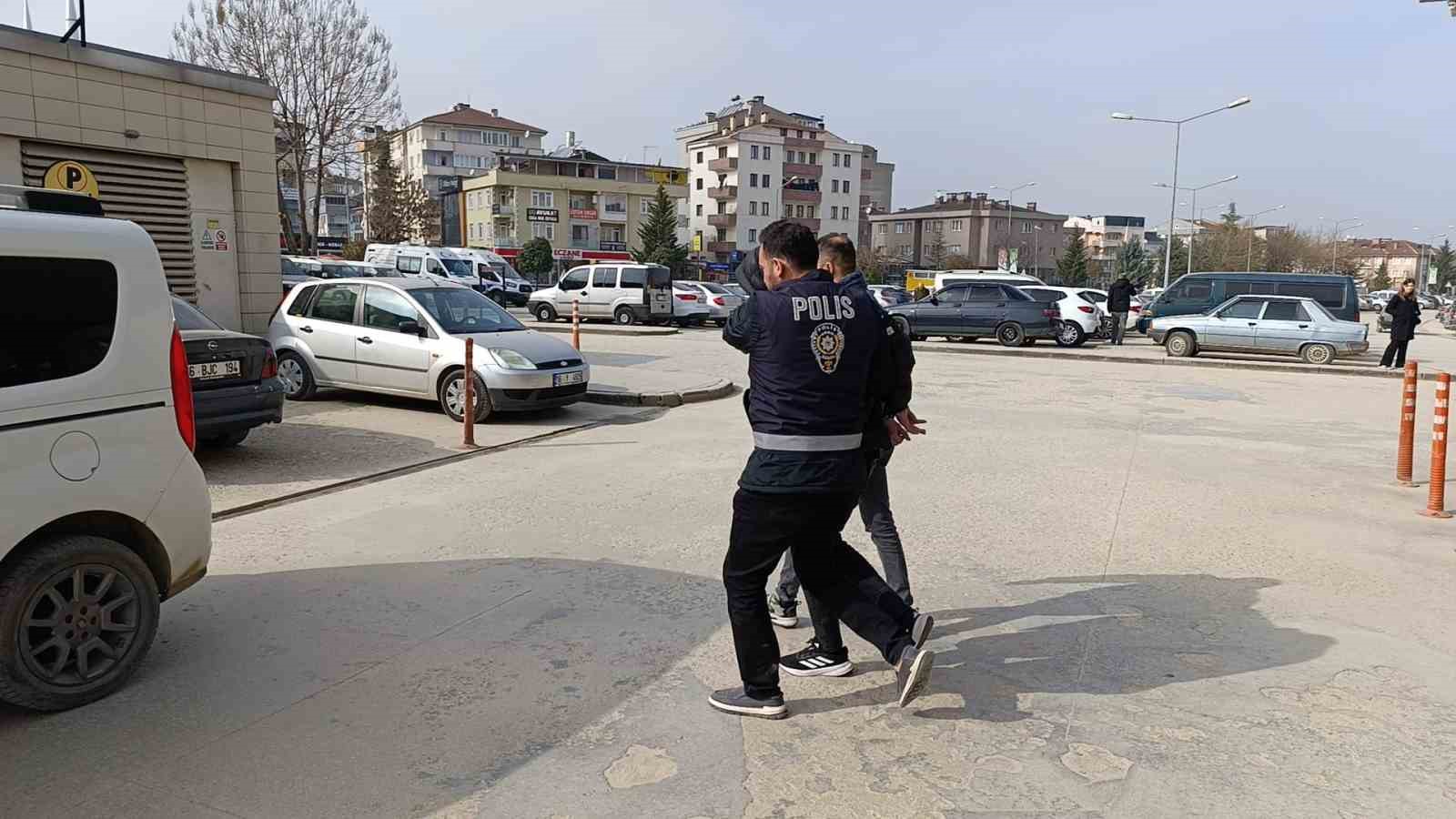 Bursa’da genci alıkoyarak annesinden para isteyen 3 şüpheli yakalandı
