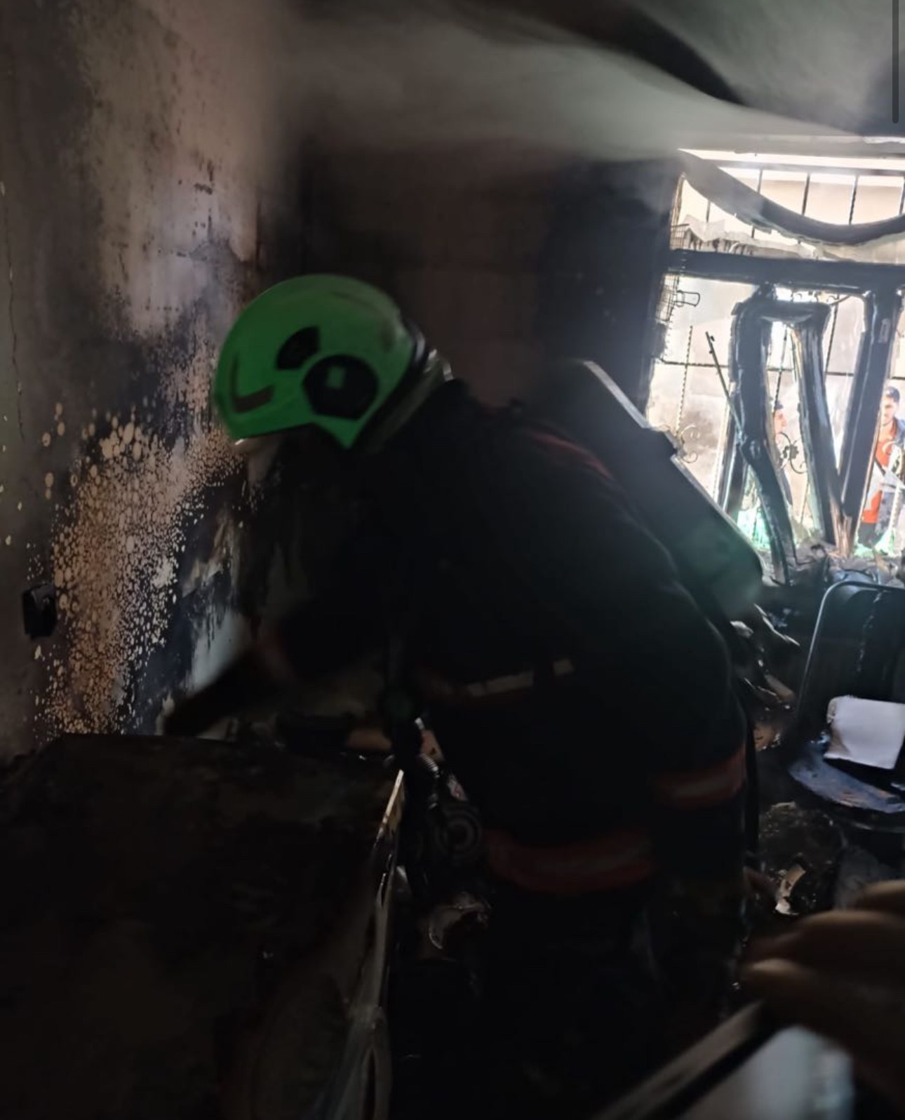 Hakkari’de yangında evde mahsur kalan 7 kişi kurtarıldı