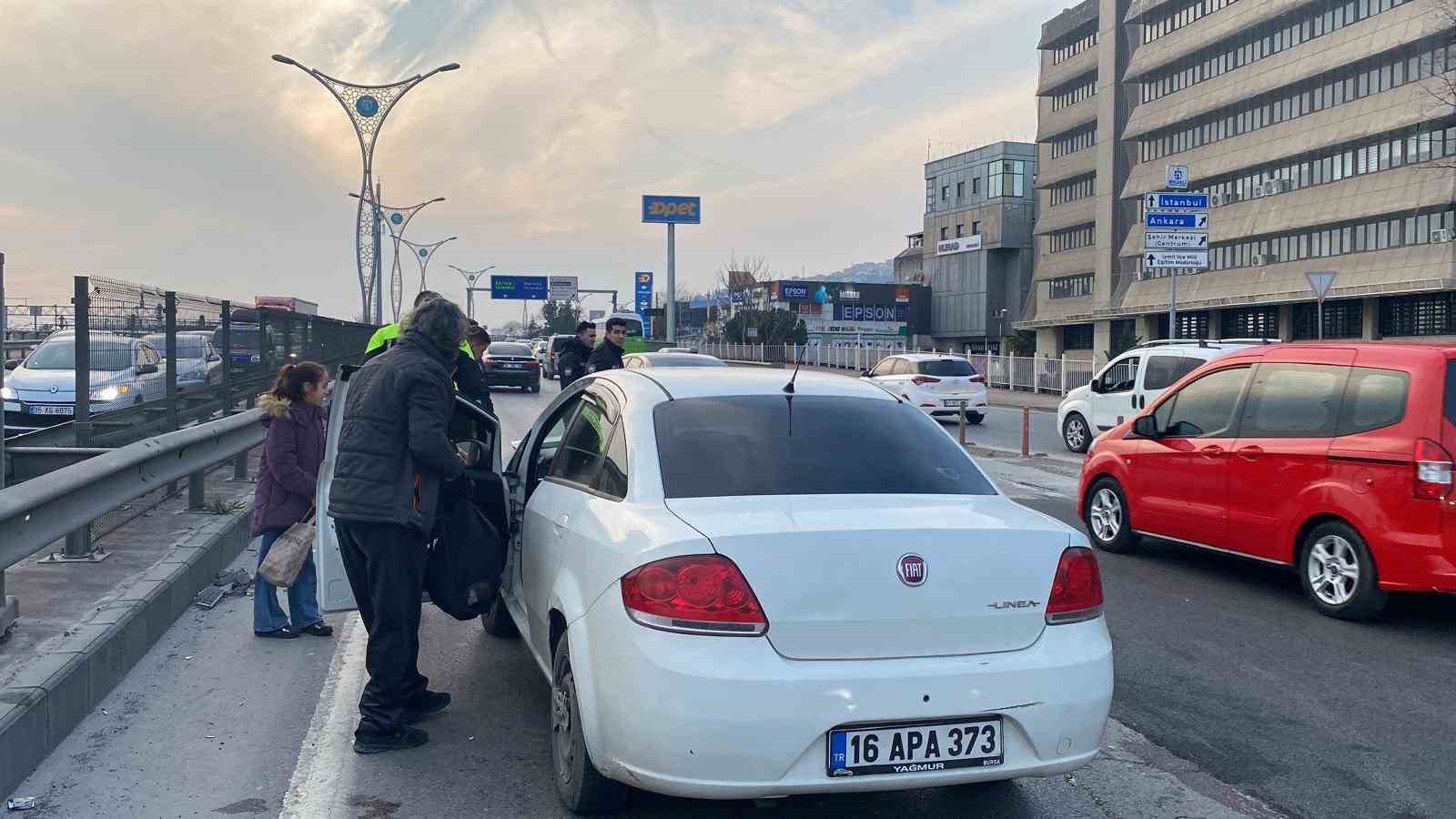 Kocaeli’nde otomobil önündeki araca çarptı: 1 çocuk yaralı