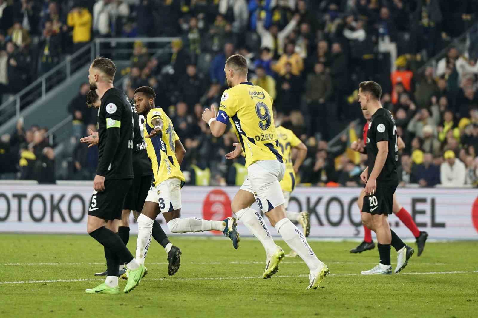 Trendyol Süper Lig: Fenerbahçe: 1 - Çaykur Rizespor: 2 (İlk yarı)