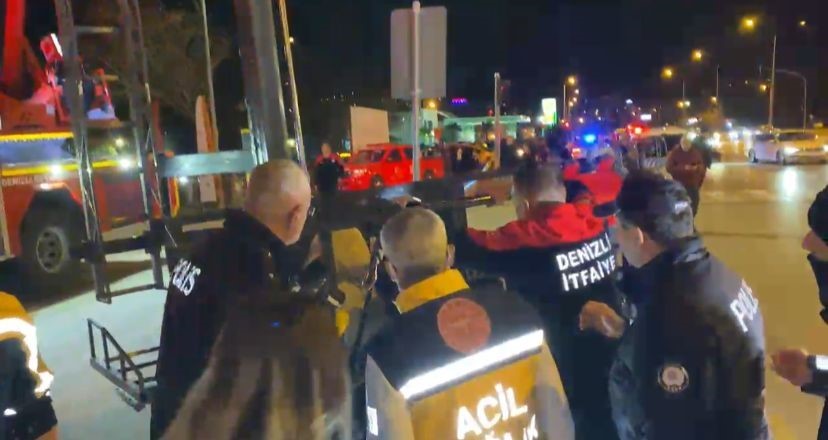 7 katlı rezidansta mahsur kalanlar kurtarılıyor