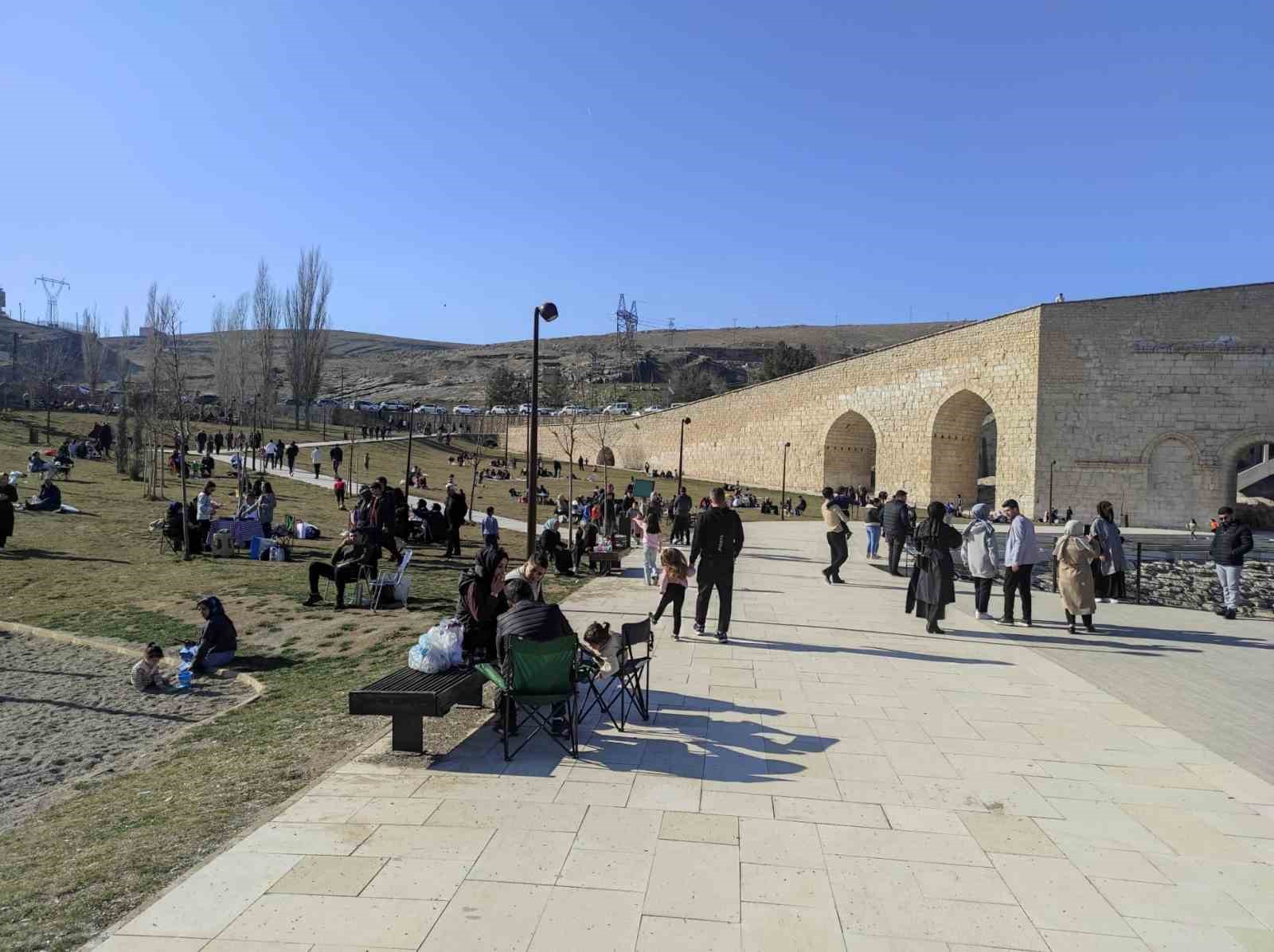 Yarıyıl tatilinin son gününde aileler tarihi Malabadi Köprüsü’ne akın etti