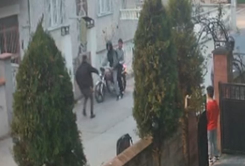 Kızların yanından geçerken ateş açan magandayı çöp atmak için evinden çıkan jandarma yakaladı