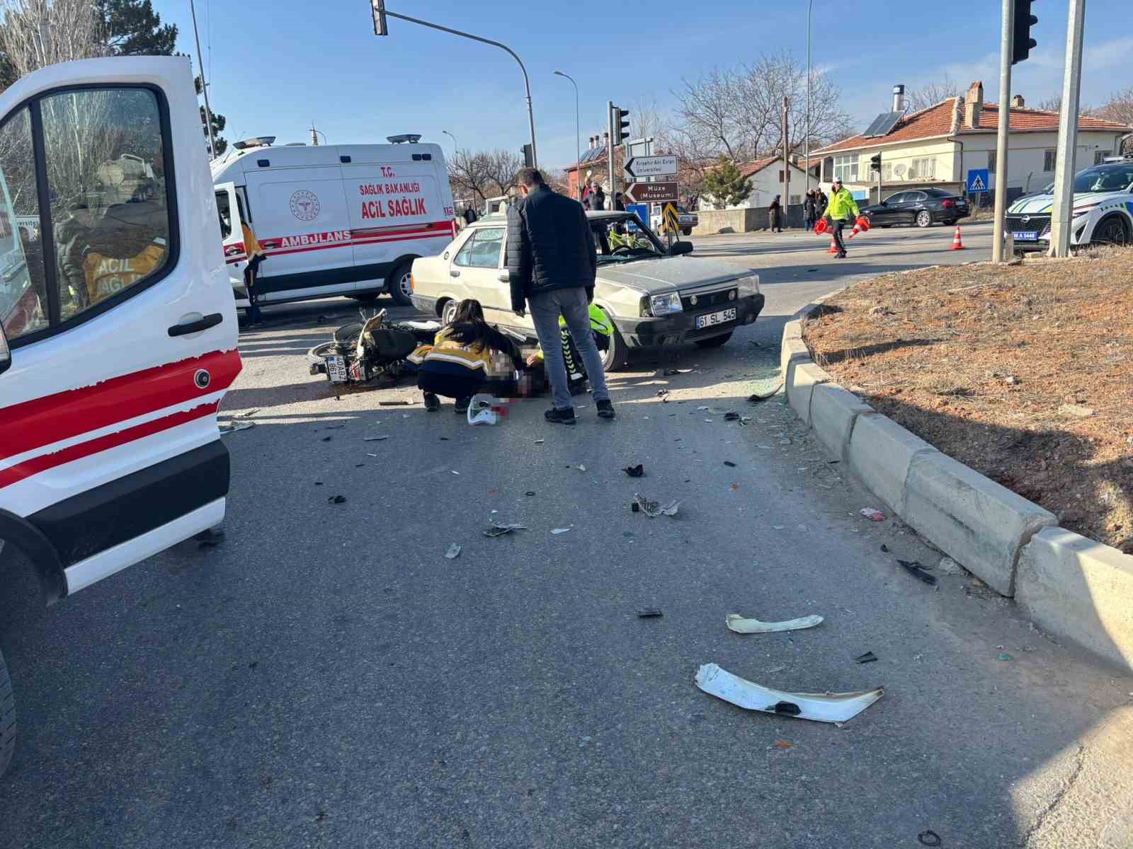 Motosiklet ile otomobil çarpıştı: 1 ölü, 1 yaralı