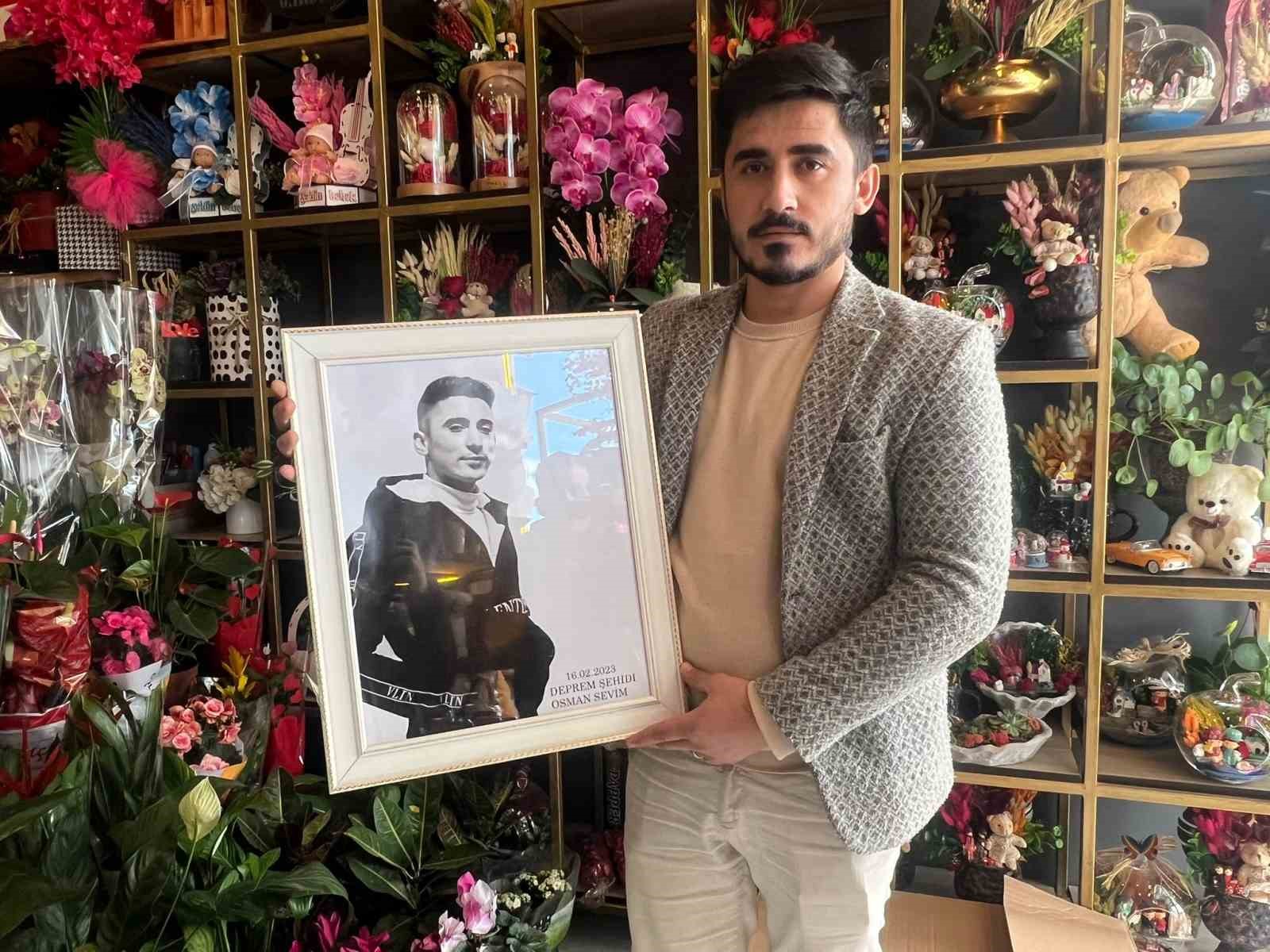 Depremin acısını &ccedil;i&ccedil;eklerle atıyor
