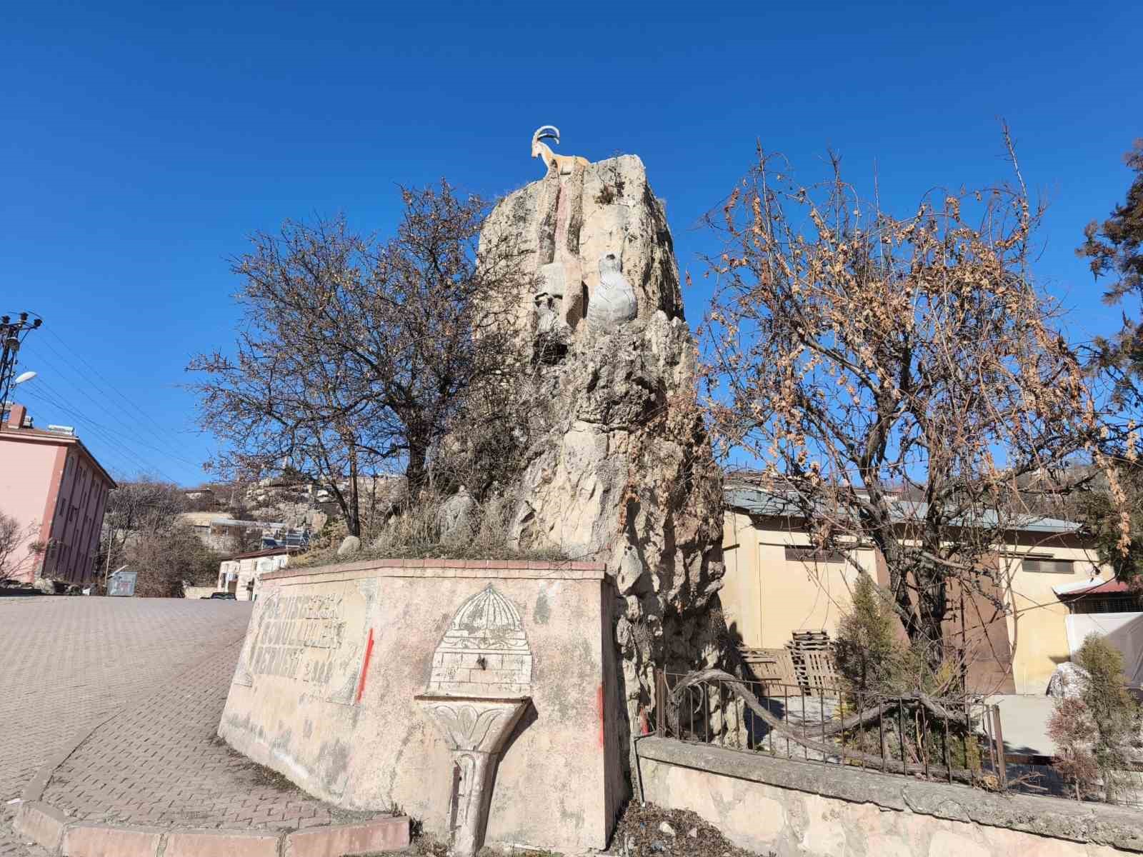 Tunceli’deki devasa kaya gizemini koruyor
