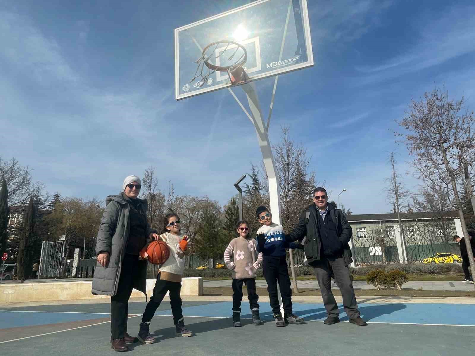 &Ccedil;ocuklar parklarda g&uuml;zel havanın tadını &ccedil;ıkardı
