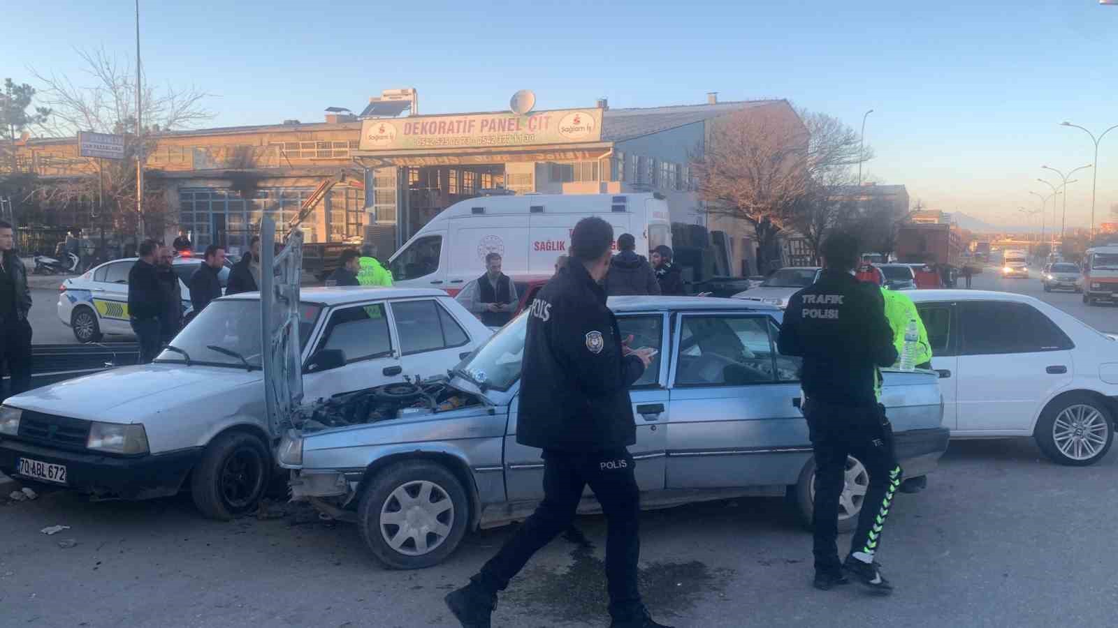 Karaman&rsquo;da otomobiller &ccedil;arpıştı: 2 yaralı
