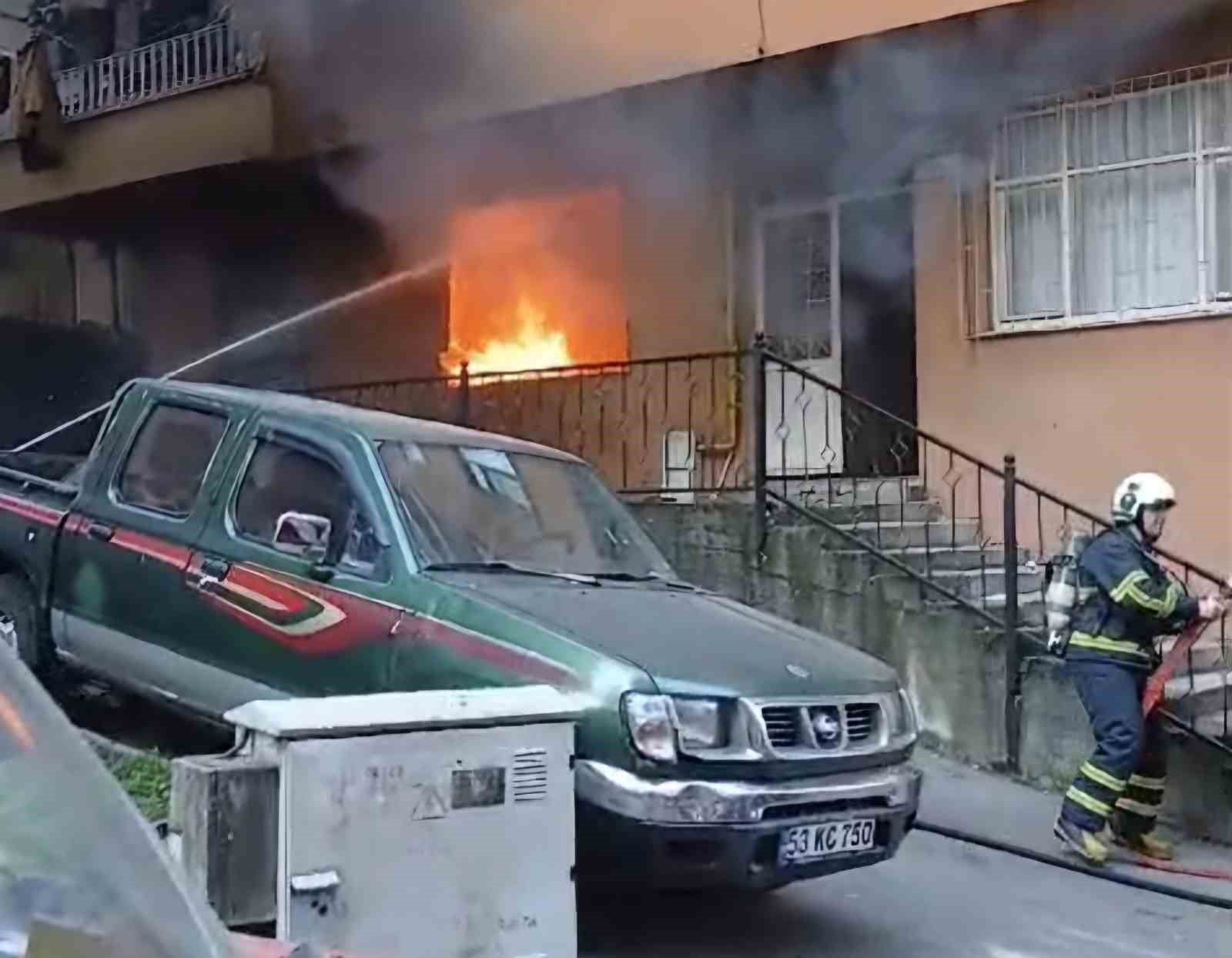Rize’de 4 katlı apartmanın zemin katında yangın çıktı