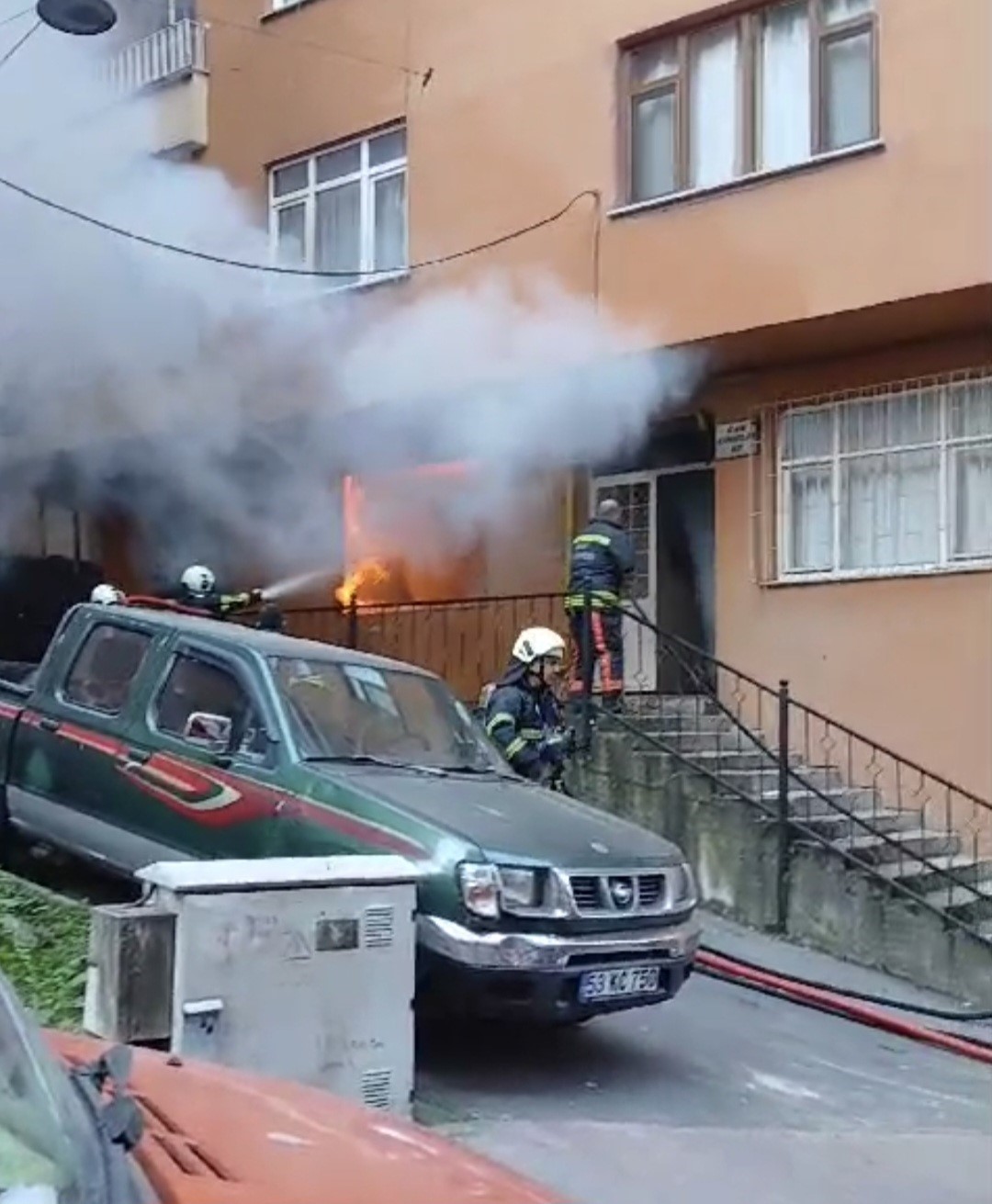 Rize&rsquo;de 4 katlı apartmanın zemin katında yangın &ccedil;ıktı
