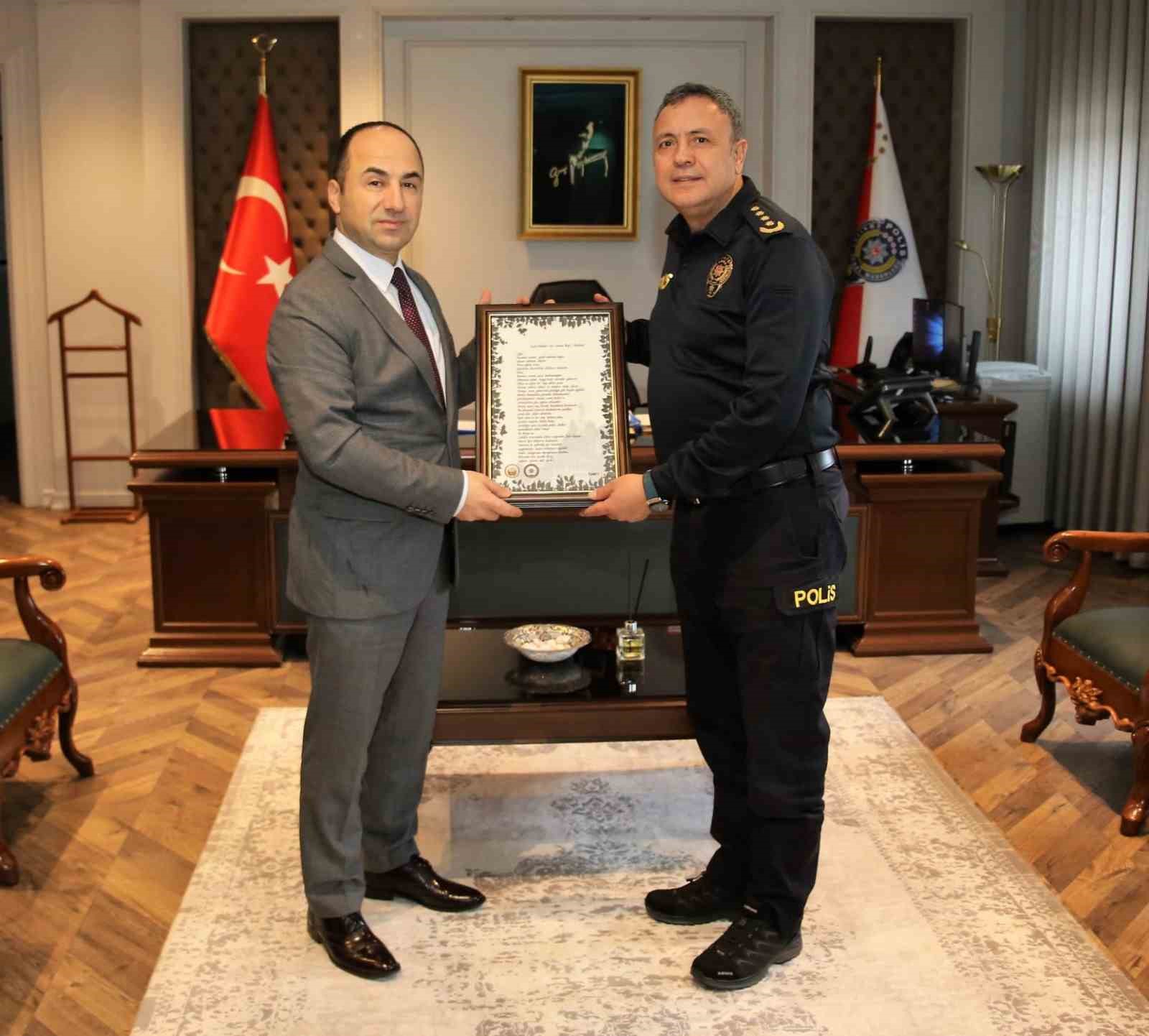 İki müdür bir araya gelerek dostluklarını pekiştirdi