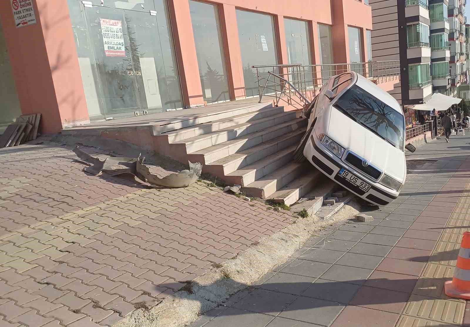 Kazara el freni indirilen otomobil binanın merdiveninde asılı kaldı
