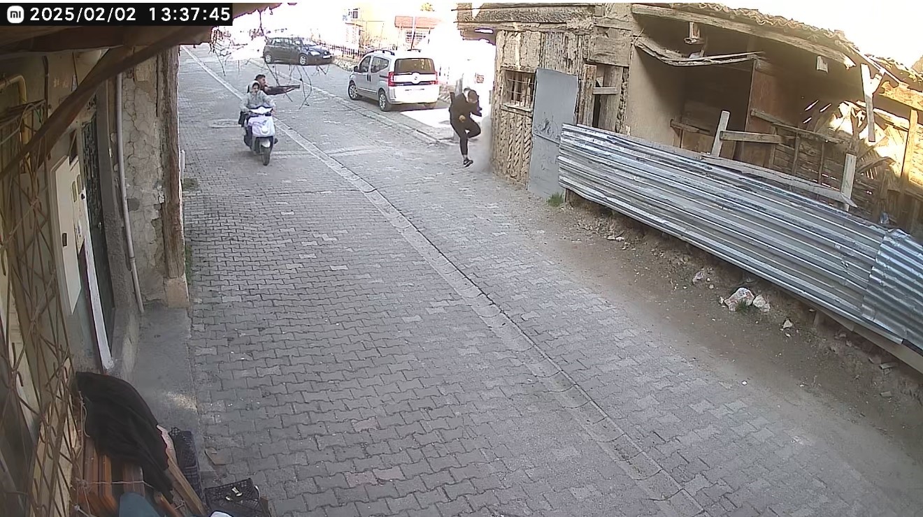 Pompalı t&uuml;fekle saldırıp motosikletle ka&ccedil;an 2 ş&uuml;pheli yakalandı
