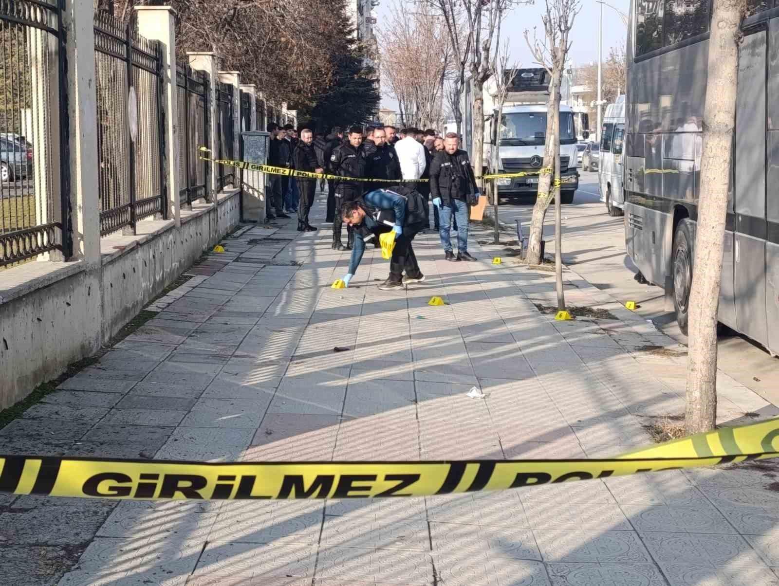 Dolmuşçular arasında silahlı ve bıçaklı kavga: 2 ağır yaralı