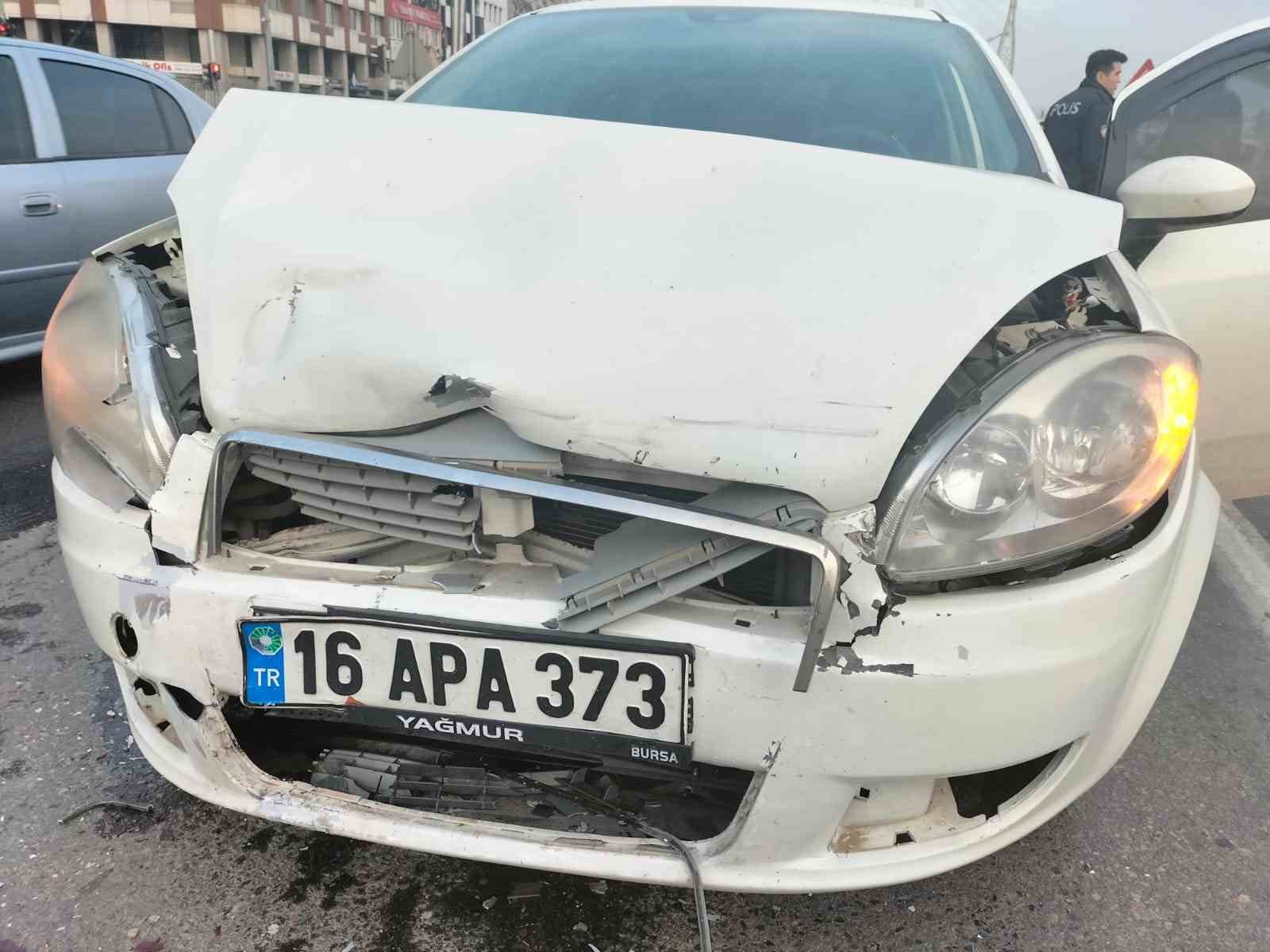 Kocaeli’nde otomobil önündeki araca çarptı: 1 çocuk yaralı