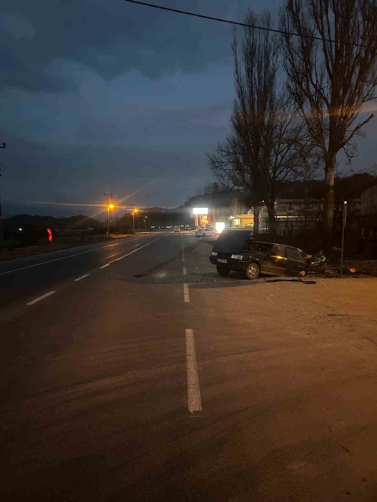 Bolu&rsquo;da iki otomobil &ccedil;arpıştı: 1 yaralı
