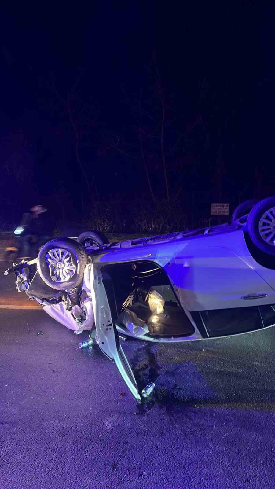 Yalova’da minibüse çarpan otomobil takla attı