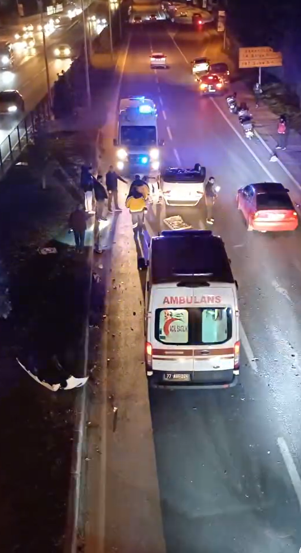 Yalova&rsquo;da minib&uuml;se &ccedil;arpan otomobil takla attı
