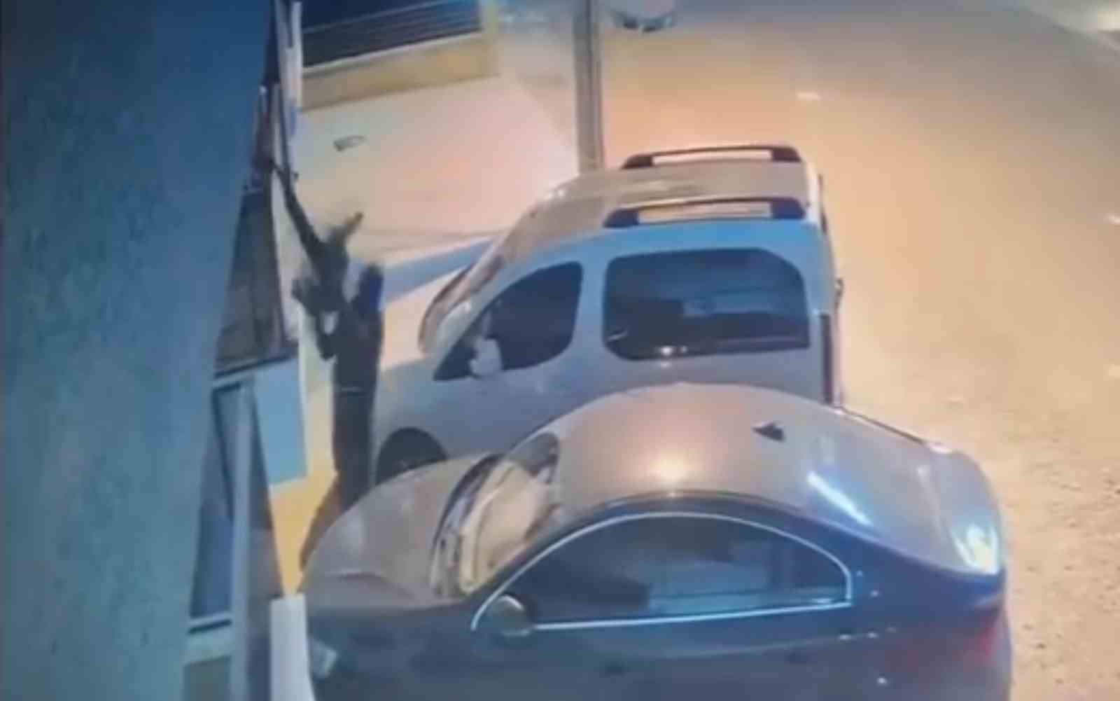 Balkondan kıyafet çalan hırsız kamerada