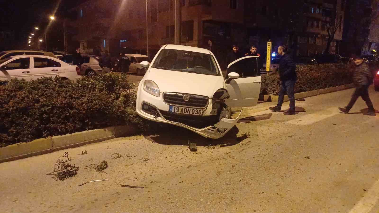 Alkollü sürücü otomobili ile orta refüje çıktı, hafif sıyrıklarla kurtuldu