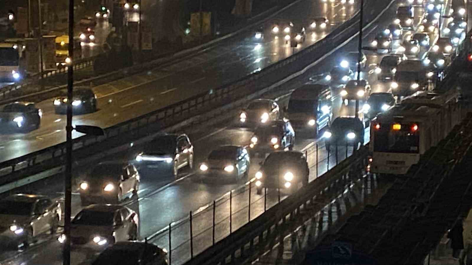 İstanbul’da ara tatilin ardından okulların açılmasıyla sabah trafik yoğunluğu oluştu
