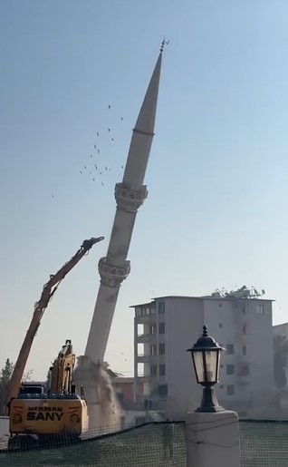 Hasarlı minare iş makinesinin dokunuşuyla yerle bir oldu