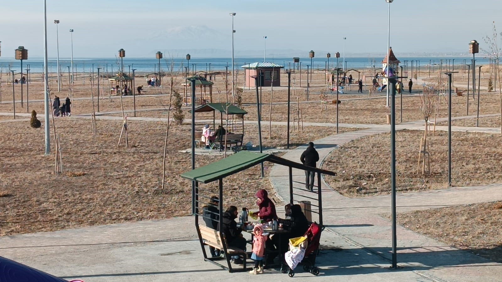 &Ccedil;ocuklar parklarda g&uuml;neşli havanın tadını &ccedil;ıkardı
