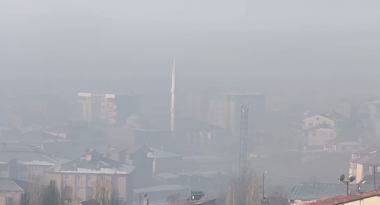 Y&uuml;ksekova&rsquo;da yoğun sis etkili oldu
