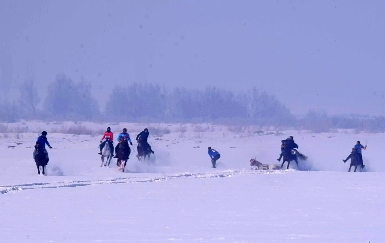 Kar üstündeki at yarışında yürekler ağza geldi