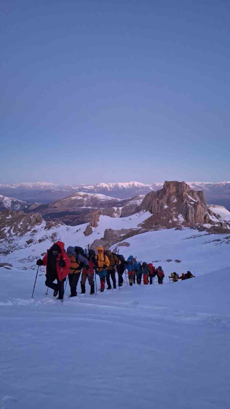 6 Şubat deprem şehitleri anısına Berit Dağı&rsquo;na tırmanış
