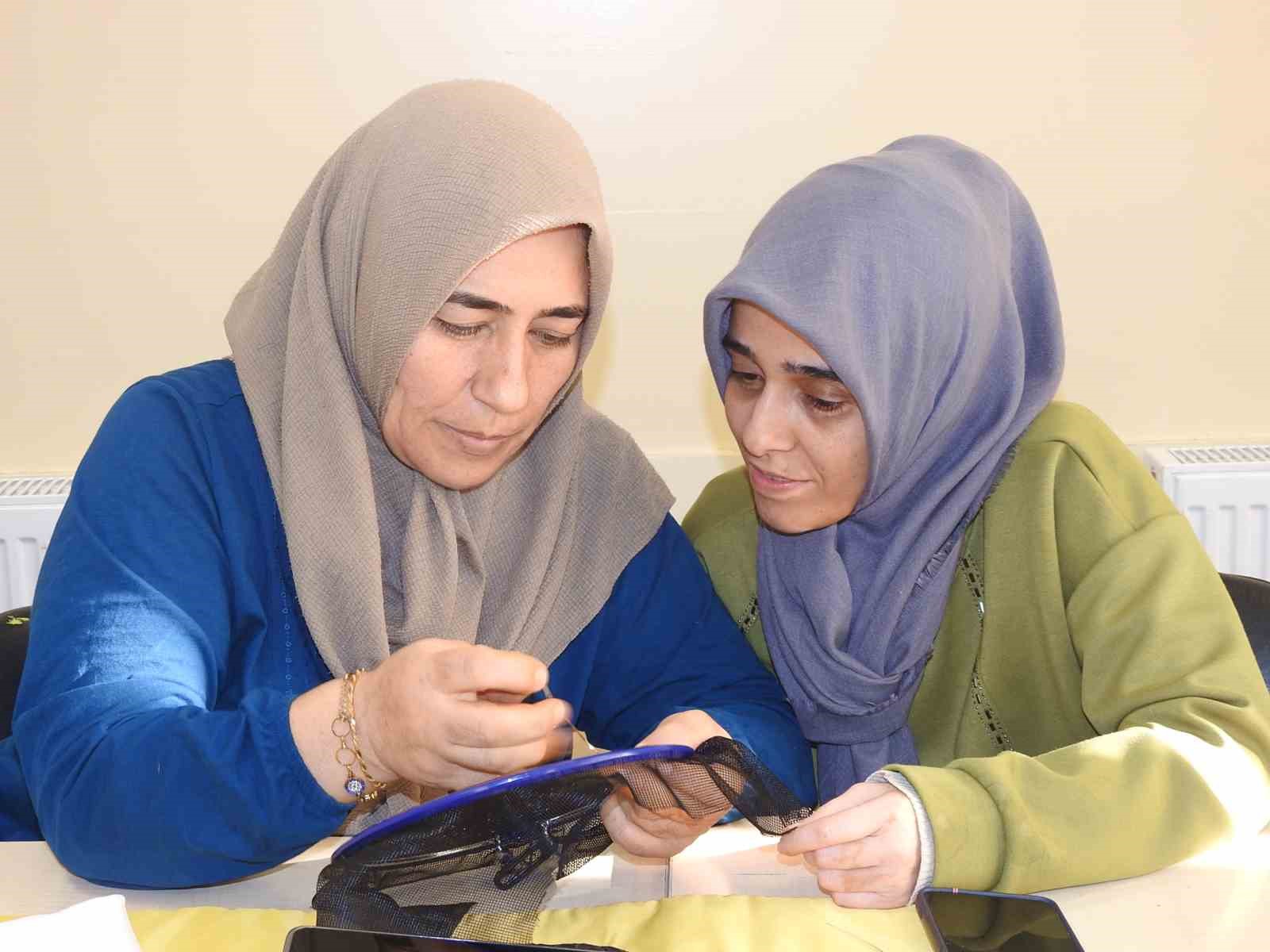 Kadınlar hem meslek öğreniyorlar hem para kazanıyor