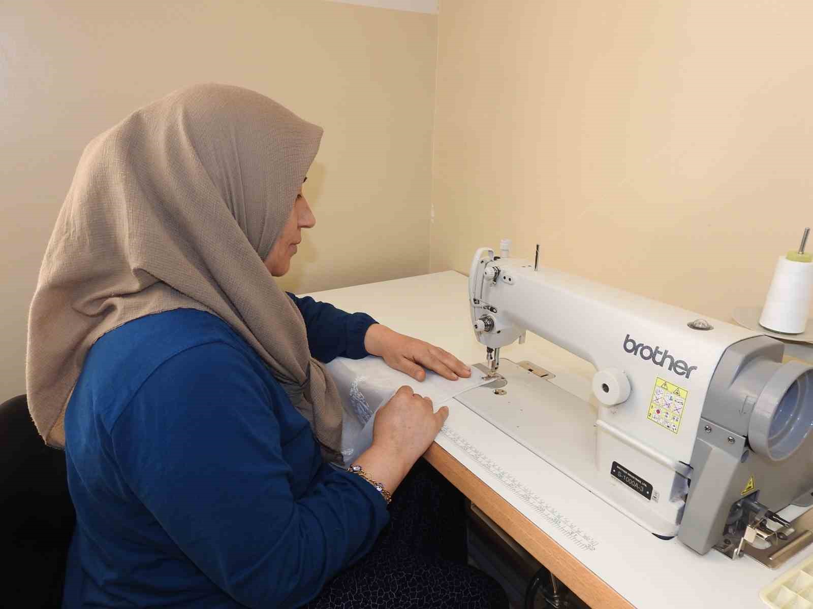 Kadınlar hem meslek öğreniyorlar hem para kazanıyor