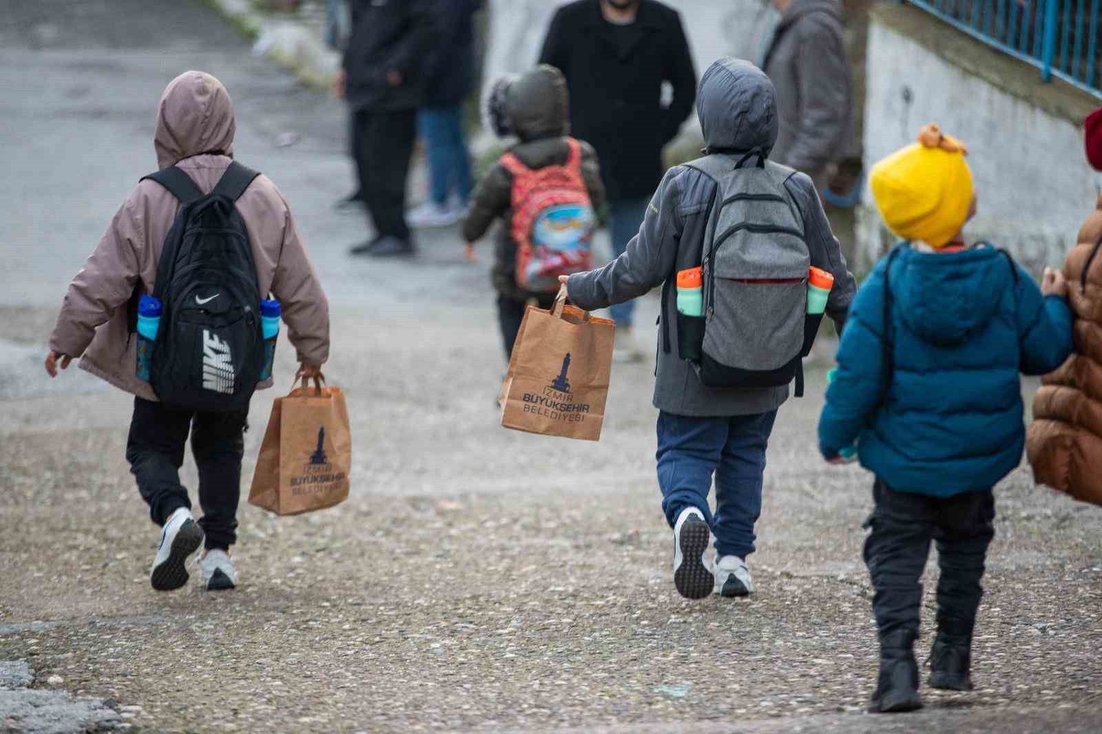 Büyükşehir’den miniklere beslenme paketi
