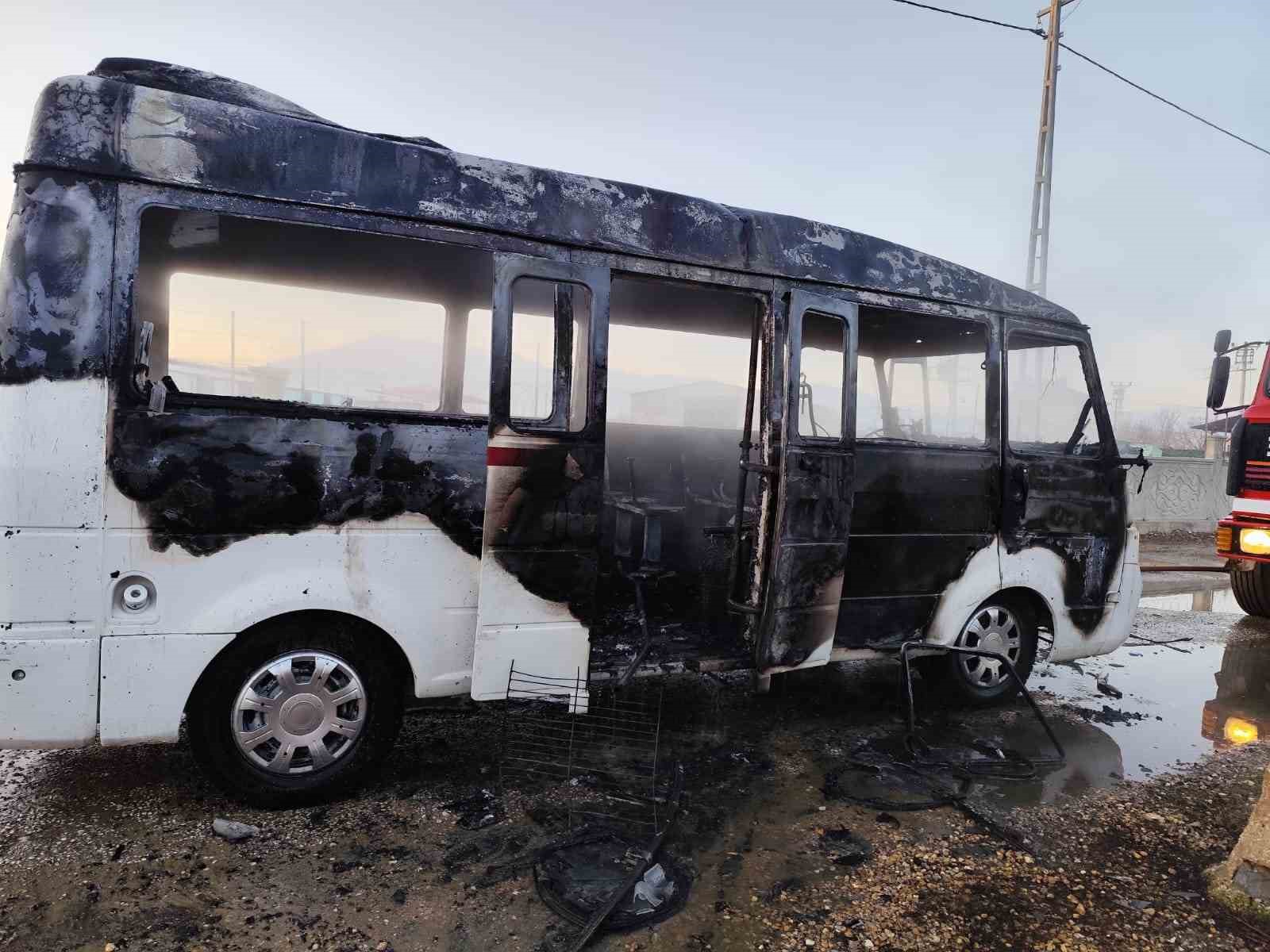 Isparta’da alev alan okul servisindeki 2 öğrenci son anda kurtarıldı