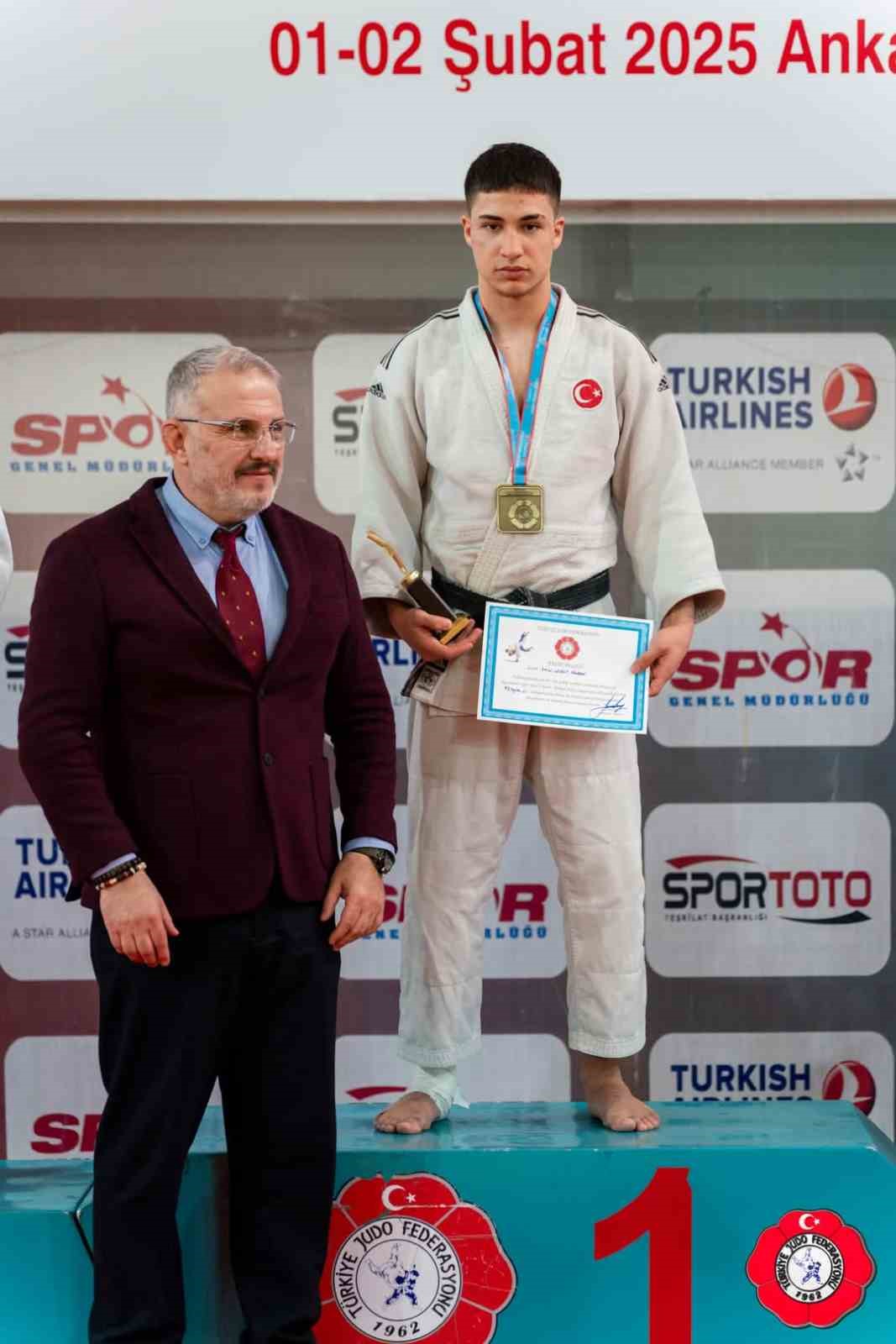 Emin Levent Yelkenci T&uuml;rkiye şampiyonu
