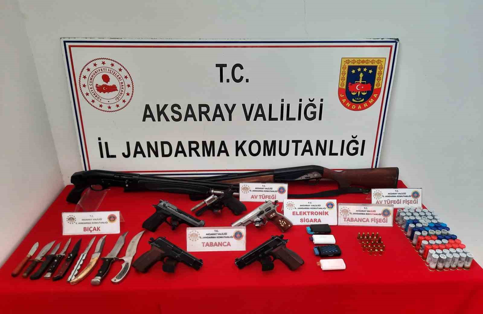 Jandarmadan ka&ccedil;ak silah operasyonu: 9 g&ouml;zaltı
