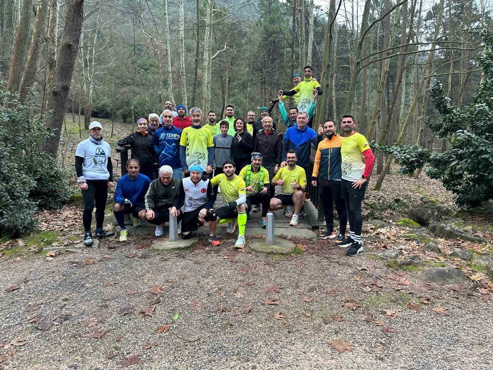 78 yaşındaki sporcu, 15 kilometrelik parkuru 1 saat 40 dakikada tamamladı