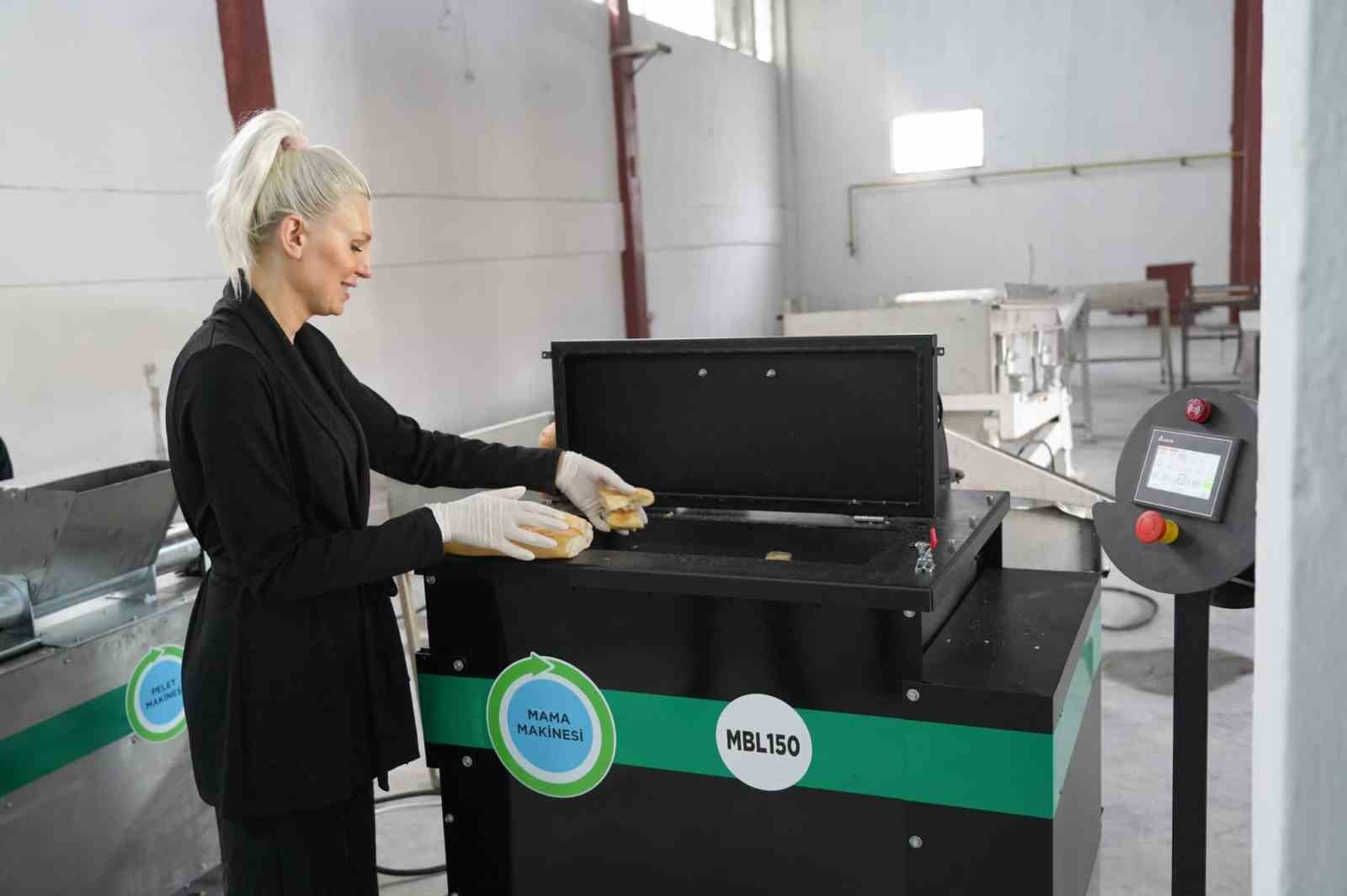 Bayat ekmek ve yemek atıkları sokak hayvanları için mamaya dönüştürülüyor