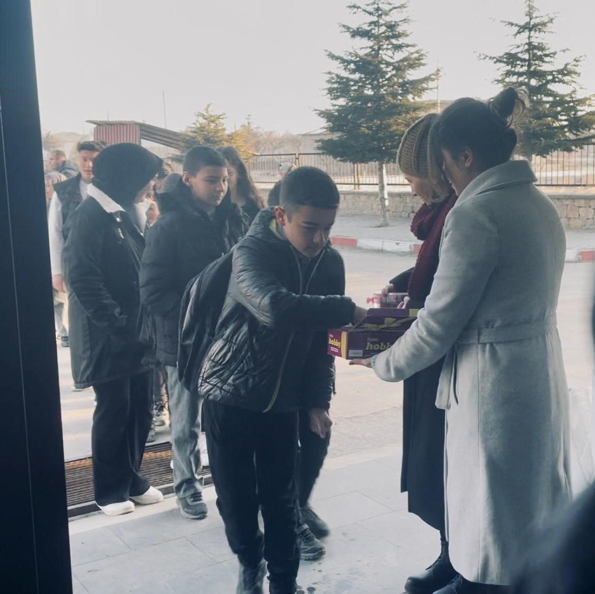 &Ouml;ğrencilere &rsquo;şekerli&rsquo; karşılama
