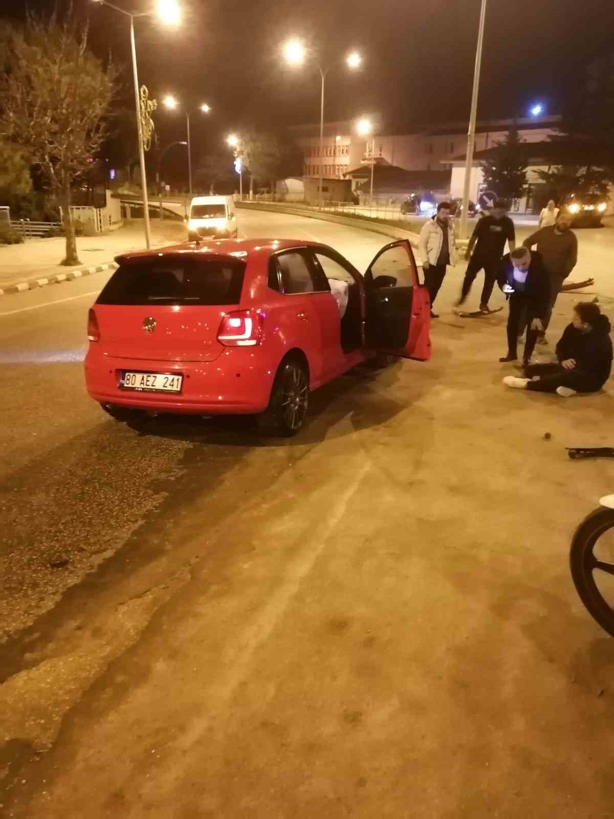 Orta ref&uuml;je &ccedil;arpan otomobil s&uuml;r&uuml;c&uuml;s&uuml; yaralandı
