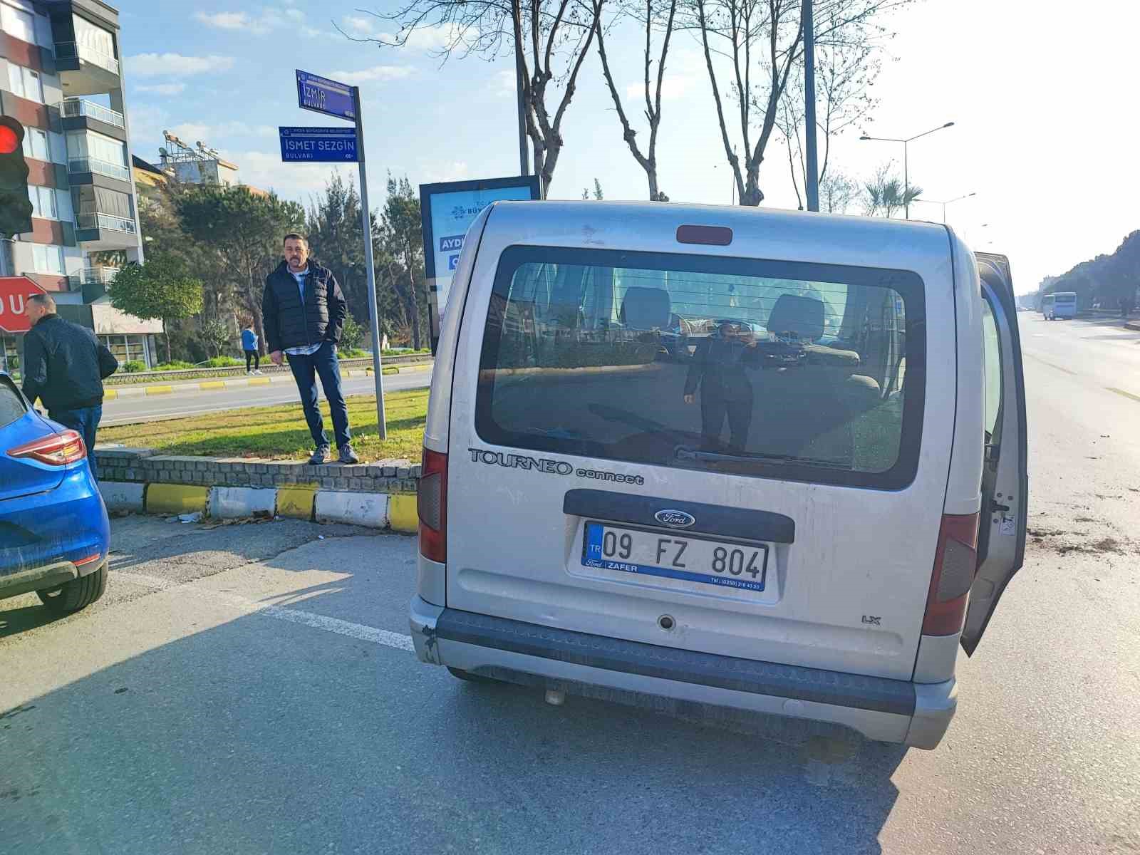 Otomobile çarpmamak için refüje çıktı: 2 yaralı
